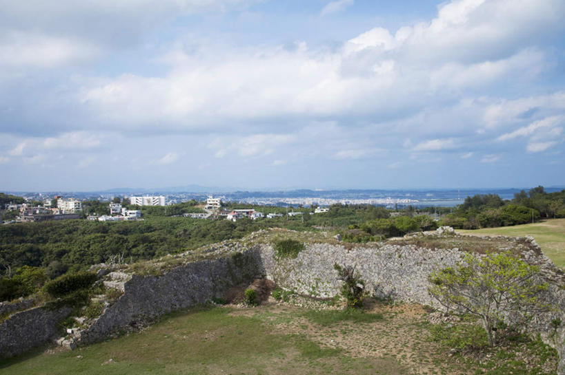 无人,家,横图,俯视,室外,白天,旅游,度假,草地,美景,树林,植物,日本,亚洲,许多,破旧,房屋,屋子,地平线,景观,云,云朵,辽阔,地面,云彩,娱乐,冲绳,楼房,废墟,住宅,草,树,树木,蓝色,绿色,白云,蓝天,天空,自然,天,享受,休闲,广阔,景色,放松,生长,晴朗,成长,一望无际,冲绳县,自然风光,延伸,东亚,琉球群岛,日本国,天地相交,九州地方,无边无际,一马平川,晴空,彩图,高角度拍摄,房子