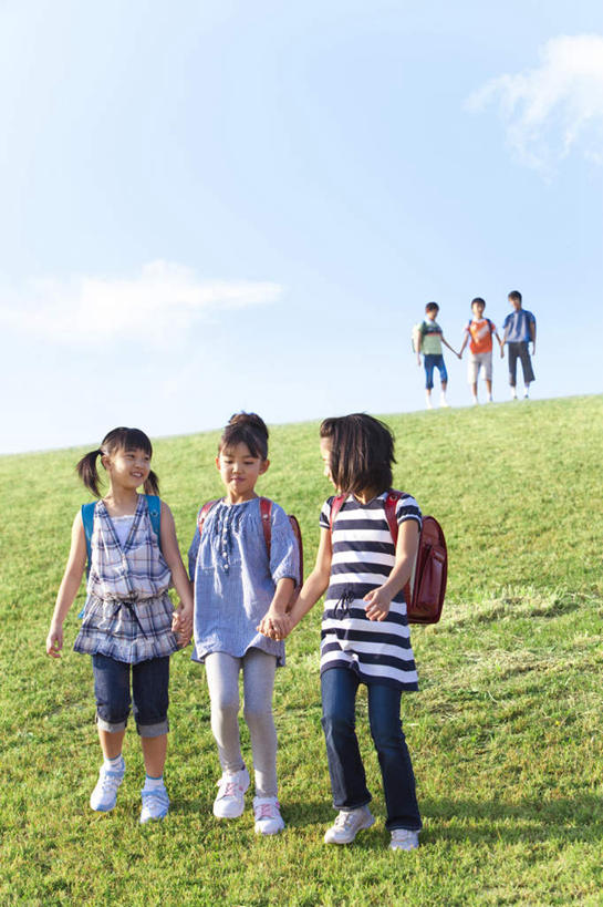 东方人,儿童,伙伴,朋友,站,握手,说,竖图,室外,白天,仰视,讨论,友谊,草地,草坪,植物,亚洲,阴影,光线,包,书包,影子,云,云朵,许多人,云彩,注视,黄种人,相视,草,小孩,蓝色,绿色,白云,蓝天,天空,阳光,背包,天,观察,看,站着,一群人,面对面,晴朗,观看,对视,察看,关注,相对,相看,交流,友情,男孩,男人,男性,女孩,女人,女性,亚洲人,晴空,搀手,沟通,讲话,交谈,拉手,商讨,手搀手,手拉手,手牵手,手握手,说话,谈话,站立,彩图,低角度拍摄,全身,双肩包,男生,女生