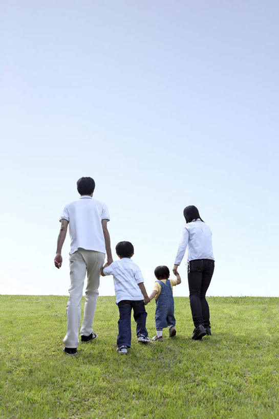 东方人,儿童,四个人,家庭,夫妻,母亲,父亲,儿子,走,握手,竖图,室外,白天,爱情,纯洁,草地,草坪,植物,亚洲,阴影,光线,影子,云,云朵,浪漫,云彩,黄种人,草,小孩,背面,蓝色,绿色,白云,蓝天,天空,阳光,天,温暖,温馨,父子,母子,一家人,恩爱,父爱,可爱,母爱,童年,童趣,恋人,晴朗,和睦,关爱,亲情,童真,烂漫,无邪,天真,男孩,男人,男性,年轻男性,年轻女性,女人,女性,亚洲人,孩子,年轻人,夫妇,情侣,晴空,步行,搀手,拉手,散步,手搀手,手拉手,手牵手,手握手,走路,彩图,全身,伴侣,融洽,男生