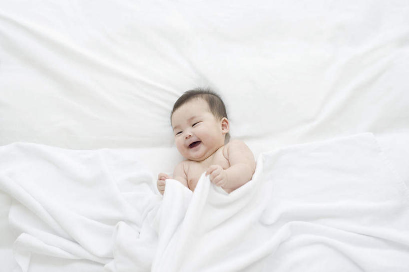 东方人,儿童,一个人,躺,笑,微笑,露齿笑,横图,俯视,室内,白天,纯洁,床,亚洲,仅一个男性,仅一个人,握,床单,拿,拿着,注视,黄种人,被子,裸露,小孩,观察,看,仅一个小孩,可爱,童年,童趣,握着,单人床,观看,察看,被单,关注,裸,童真,烂漫,无邪,卧着,天真,男孩,男人,男性,亚洲人,孩子,躺着,卧,半身,彩图,高角度拍摄,男生