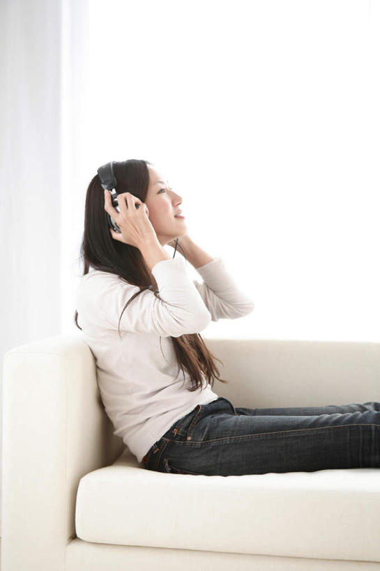 东方人,一个人,坐,举,竖图,室内,白天,侧面,快乐,满意,幸福,窗户,落地窗,沙发,亚洲,仅一个年轻女性,仅一个女性,仅一个人,握,音响,音乐,拿,拿着,注视,黄种人,娱乐,玻璃窗,耳机,观察,看,托,享受,休闲,放松,握着,观看,察看,舒适,享乐,关注,布艺沙发,年轻女性,女人,女性,亚洲人,举起,举手,举着,向上举,向上伸,向上托,坐着,半身,彩图