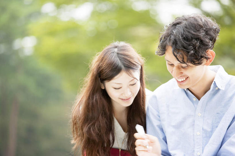 东方人,两个人,伙伴,朋友,坐,举,笑,微笑,露齿笑,横图,室外,白天,正面,旅游,度假,友谊,美景,树林,植物,亚洲,许多,握,朦胧,模糊,笔,景观,办公用品,拿,拿着,注视,黄种人,娱乐,文具,树,树木,蓝色,绿色,蓝天,天空,自然,学习用品,天,观察,看,托,享受,休闲,景色,放松,握着,生长,晴朗,成长,观看,文具用品,察看,关注,自然风光,万里无云,友情,男人,男性,年轻男性,年轻女性,女人,女性,亚洲人,晴空,晴空万里,举起,举手,举着,向上举,向上伸,向上托,坐着,半身,彩图