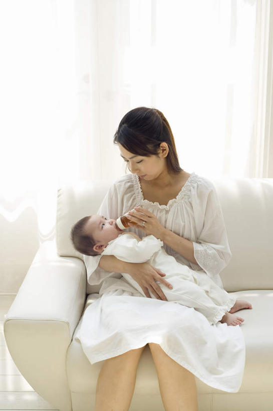 东方人,儿童,家庭,母亲,儿子,客厅,坐,躺,举,抱,竖图,室内,白天,正面,纯洁,窗户,窗帘,落地窗,沙发,亚洲,喝,握,奶瓶,拿,拿着,黄种人,玻璃窗,小孩,瓶子,托,温暖,温馨,母子,一家人,可爱,母爱,童年,童趣,握着,抱着,和睦,起居室,搂着,布艺沙发,童真,烂漫,无邪,卧着,天真,男孩,年轻女性,女人,女性,亚洲人,孩子,年轻人,怀抱,举起,举手,举着,搂,搂抱,躺着,卧,相抱,向上举,向上伸,向上托,拥抱,坐着,半身,彩图,融洽,男生