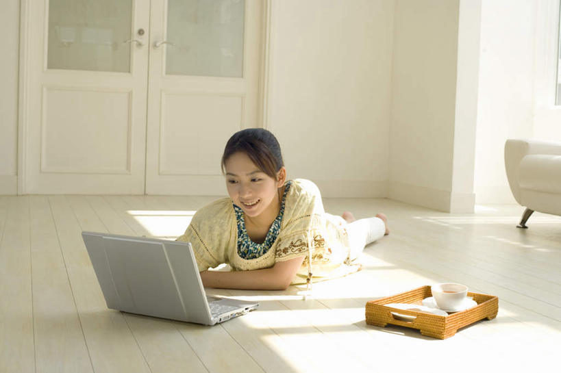 东方人,一个人,笑,微笑,露齿笑,横图,室内,白天,正面,电脑,笔记本电脑,地板,门,沙发,餐具,托盘,亚洲,仅一个年轻女性,仅一个女性,仅一个人,阴影,光线,网络,碟子,盘,影子,地面,注视,黄种人,通讯设备,木地板,阳光,盘子,碟,门框,碗,观察,看,趴着,观看,察看,无线,关注,通信设备,无线网络,布艺沙发,无线上网,便携式电脑,手提电脑,年轻女性,女人,女性,亚洲人,趴,彩图,全身
