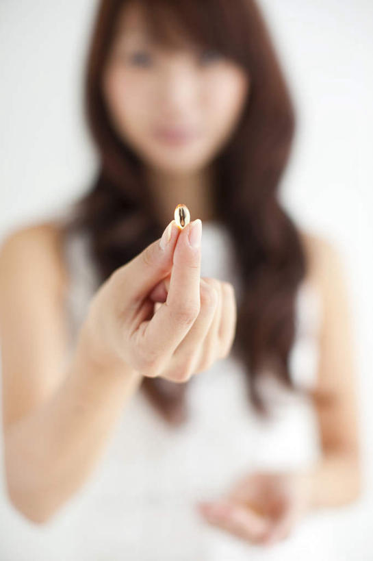 东方人,一个人,站,举,竖图,室内,白天,白色背景,正面,亚洲,仅一个年轻女性,仅一个女性,仅一个人,握,朦胧,模糊,珠子,拿,拿着,注视,黄种人,观察,看,托,站着,握着,摄影,影棚,观看,察看,关注,年轻女性,女人,女性,亚洲人,举起,举手,举着,向上举,向上伸,向上托,站立,半身,彩图,影棚拍摄,拍摄