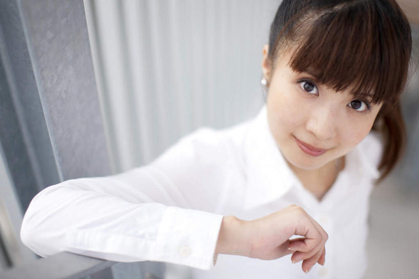 东方人,一个人,站,举,横图,俯视,室内,白天,窗户,窗帘,亚洲,仅一个年轻女性,仅一个女性,仅一个人,墙,注视,黄种人,玻璃窗,墙壁,墙面,观察,看,托,站着,观看,察看,关注,年轻女性,女人,女性,亚洲人,举起,举手,举着,抬头,向上举,向上伸,向上托,仰头,站立,半身,彩图,高角度拍摄