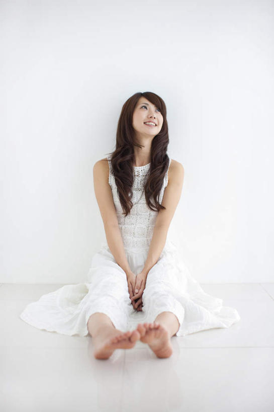 东方人,一个人,坐,笑,微笑,露齿笑,竖图,室内,白天,正面,裙子,亚洲,仅一个年轻女性,仅一个女性,仅一个人,连衣裙,瓷砖,地砖,墙,地面,注视,黄种人,光脚,墙壁,墙面,白色,观察,看,赤脚,观看,察看,关注,年轻女性,女人,女性,亚洲人,长发,卷发,抬头,仰头,坐着,彩图,全身