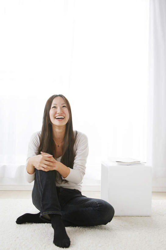 东方人,一个人,坐,笑,盘腿,双手交叉,大笑,竖图,室内,白天,正面,兴奋,窗户,落地窗,沙发,亚洲,仅一个年轻女性,仅一个女性,仅一个人,服装,墙,注视,休闲装,黄种人,玻璃窗,墙壁,墙面,衣服,白色,黑色,观察,看,张嘴,休闲,休闲服,服饰,观看,察看,关注,张大嘴巴,布艺沙发,哈哈大笑,年轻女性,女人,女性,亚洲人,张开嘴,盘腿而坐,盘膝,盘着腿的,盘着腿坐,双腿交叉,坐着,彩图,全身,高兴,狂笑