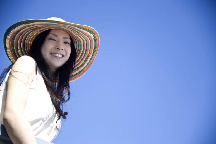 东方人,一个人,站,笑,微笑,露齿笑,横图,室外,白天,仰视,帽子,亚洲,仅一个年轻女性,仅一个女性,仅一个人,服装,注视,休闲装,黄种人,衣服,蓝色,蓝天,天空,遮阳帽,天,低头,观察,看,站着,休闲,休闲服,服饰,晴朗,观看,察看,关注,万里无云,垂头,年轻女性,女人,女性,亚洲人,晴空,晴空万里,站立,半身,彩图,低角度拍摄