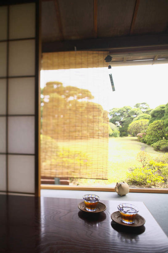 无人,竖图,俯视,室内,白天,旅游,度假,幸福,运气,草地,草坪,美景,树林,植物,茶,门,桌子,杯子,风铃,托盘,许多,拉门,景观,茶叶,饮品,娱乐,移门,玻璃制品,草,树,树木,蓝色,绿色,蓝天,天空,自然,容器,水杯,花茶,天,祈祷,祈福,享受,休闲,温馨,储蓄罐,器皿,景色,放松,警示,乐趣,储蓄,存钱,许愿,保健,养生,金融,理财,生长,经济,晴朗,成长,祈求,吉祥,花草茶,舒适,平和,资金,存钱罐,自然风光,问候,存款,流通,贸易,警惕,万里无云,贮钱罐,储钱罐,扑满,思念,想念,玉振,障子,纸门,拉窗,纸拉窗,纸拉门,香花茶,香片,熏花茶,幸运,玻璃杯,占风铎,晴空,晴空万里,彩图,高角度拍摄