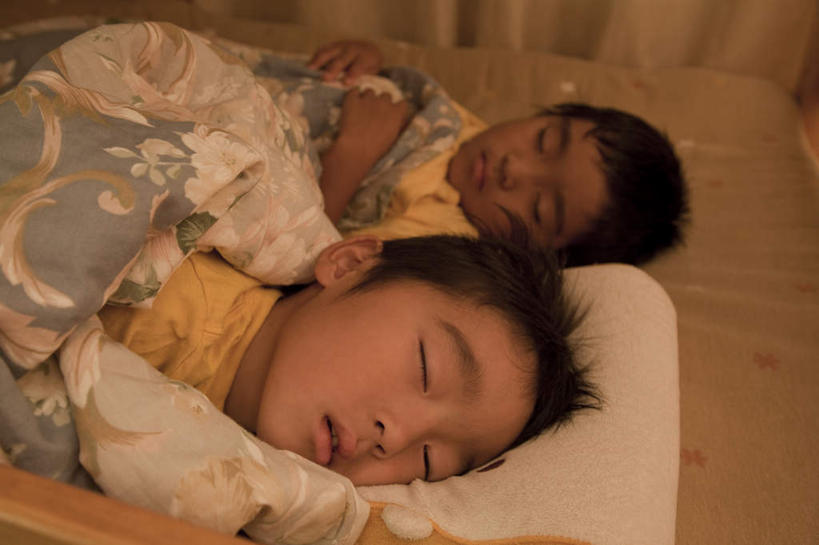 东方人,儿童,两个人,家庭,兄弟,躺,闭眼,睡,横图,俯视,室内,白天,纯洁,床,亚洲,双人床,床单,黄种人,被子,小孩,枕头,温暖,温馨,一家人,可爱,童年,童趣,和睦,被单,亲情,童真,烂漫,无邪,卧着,天真,男孩,男人,男性,亚洲人,闭眼睛,闭着眼,闭着眼睛,困,困觉,寝息,睡觉,躺着,卧,半身,彩图,高角度拍摄,融洽,男生