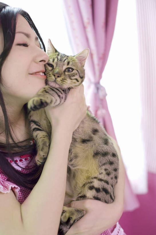 东方人,一个人,栏杆,站,闭眼,抱,竖图,室内,白天,侧面,窗户,窗帘,落地窗,宠物,猫,亚洲,仅一个年轻女性,仅一个女性,仅一个人,睡衣,围栏,黄种人,护栏,玻璃窗,一只,粉色,动物,站着,可爱,抱着,搂着,猫咪,年轻女性,女人,女性,亚洲人,闭眼睛,闭着眼,闭着眼睛,怀抱,搂,搂抱,相抱,拥抱,站立,半身,彩图