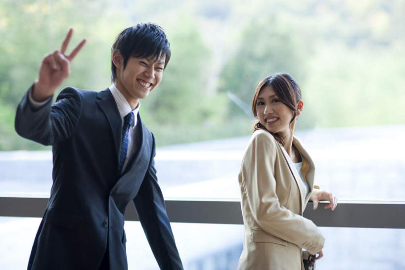 东方人,两个人,商务人士,商务男性,商务女性,栏杆,站,举,笑,微笑,露齿笑,横图,室外,白天,侧面,衬衫,旅游,度假,快乐,兴奋,骄傲,成功,胜利,美景,树林,植物,亚洲,许多,套装,景观,围栏,注视,黄种人,娱乐,护栏,树,树木,绿色,自然,观察,看,手势,托,站着,享受,休闲,景色,放松,自信,生长,成长,观看,察看,关注,自然风光,商务装,工薪阶层,男人,男性,年轻男性,年轻女性,女人,女性,亚洲人,白领,上班族,举起,举手,举着,向上举,向上伸,向上托,站立,半身,彩图,衬衣,欢乐,开心