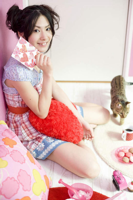 奶酪,东方人,一个人,站,坐,举,笑,盘腿,微笑,露齿笑,竖图,俯视,室内,白天,靠垫,宠物,猫,杯子,闹钟,亚洲,仅一个年轻女性,仅一个女性,仅一个人,握,时间,瓷器,时钟,墙,干酪,起司,食品,糖,糖果,甜点,甜品,咖啡杯,靠枕,陶瓷制品,软糖,芝士,营养,拿,计时,拿着,注视,黄种人,墙壁,墙面,食物,一只,粉色,动物,卡片,垫子,碗,枕头,钟表,甜食,观察,看,托,站着,表,乳酪,可爱,握着,观看,察看,乳制品,关注,瓷杯,猫咪,发酵,年轻女性,女人,女性,亚洲人,钟,举起,举手,举着,盘腿而坐,盘膝,盘着腿的,盘着腿坐,双腿交叉,向上举,向上伸,向上托,站立,坐着,彩图,高角度拍摄,全身