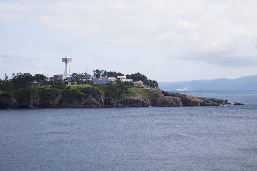 无人,家,横图,室外,白天,仰视,旅游,度假,海浪,海洋,美景,树林,植物,日本,亚洲,许多,房屋,屋子,景观,浪花,云,云朵,云彩,娱乐,楼房,住宅,树,树木,蓝色,绿色,白云,蓝天,天空,自然,海水,天,享受,休闲,景色,放松,生长,晴朗,成长,自然风光,海景,东亚,本州,本州岛,日本国,中部地方,福井,福井县,东寻坊,大海,风浪,海,海水的波动,近岸浪,涌浪,晴空,彩图,低角度拍摄,房子