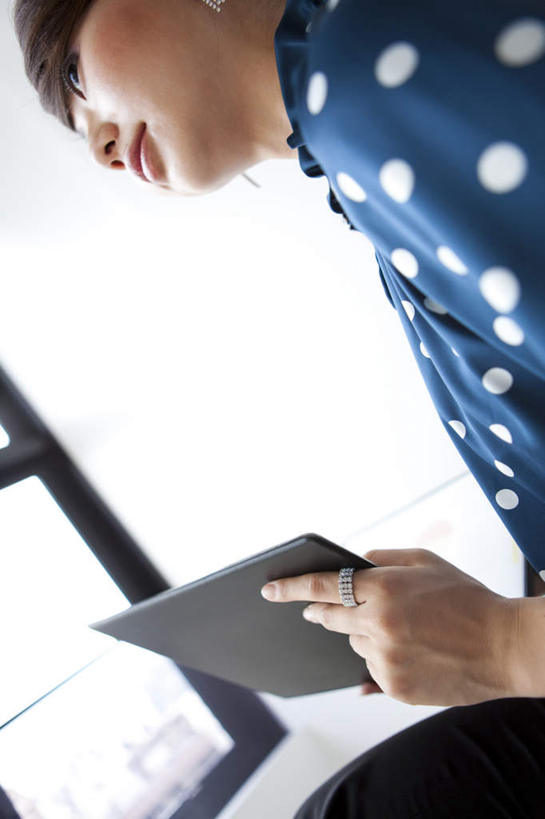 东方人,一个人,商务人士,商务女性,坐,竖图,室内,白天,仰视,衬衫,窗户,落地窗,亚洲,仅一个年轻女性,仅一个女性,仅一个人,套装,圆点,墙,注视,黄种人,玻璃窗,墙壁,墙面,观察,看,观看,察看,关注,商务装,工薪阶层,年轻女性,女人,女性,亚洲人,白领,上班族,坐着,半身,彩图,低角度拍摄,衬衣