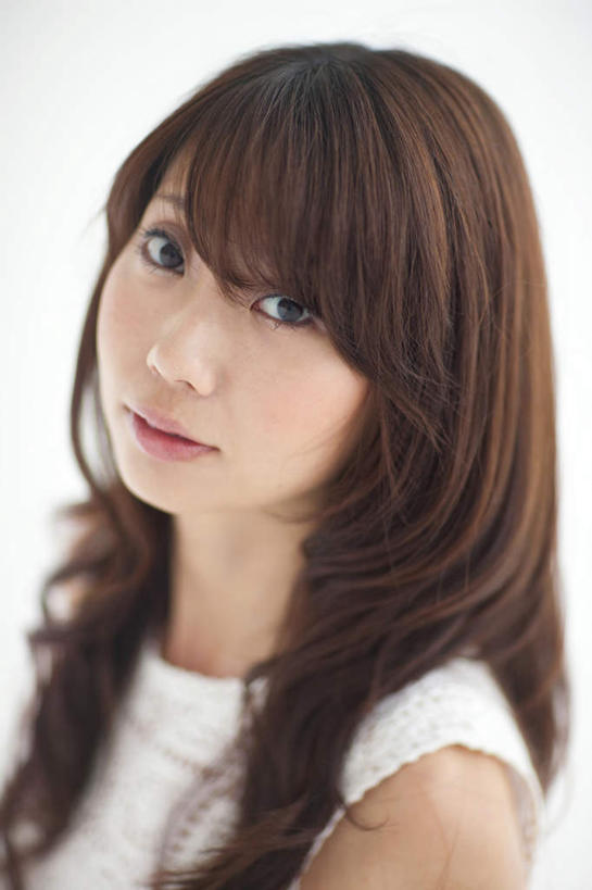 东方人,一个人,站,笑,微笑,竖图,俯视,室内,白天,白色背景,裙子,亚洲,仅一个年轻女性,仅一个女性,仅一个人,连衣裙,注视,黄种人,白色,黑色,观察,看,站着,摄影,影棚,观看,察看,关注,年轻女性,女人,女性,亚洲人,长发,抬头,仰头,站立,半身,彩图,高角度拍摄,影棚拍摄,拍摄