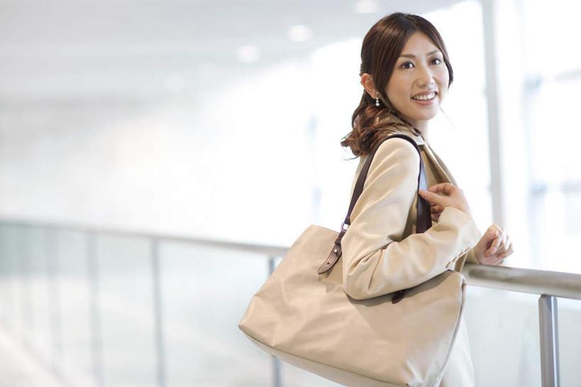 东方人,一个人,商务人士,商务女性,栏杆,站,举,笑,微笑,露齿笑,横图,室内,白天,侧面,窗户,亚洲,仅一个年轻女性,仅一个女性,仅一个人,套装,包,皮包,围栏,注视,黄种人,护栏,玻璃窗,观察,看,托,站着,搭,观看,单肩包,察看,搭着,关注,商务装,工薪阶层,年轻女性,女人,女性,亚洲人,白领,上班族,举起,举手,举着,向上举,向上伸,向上托,站立,半身,彩图