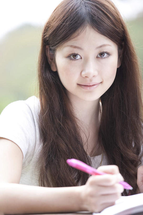 东方人,一个人,坐,笑,微笑,竖图,室外,白天,正面,旅游,度假,美景,树林,植物,桌子,亚洲,仅一个年轻女性,仅一个女性,仅一个人,许多,握,笔,景观,办公用品,记事本,拿,拿着,注视,黄种人,娱乐,文具,树,树木,蓝色,绿色,蓝天,天空,自然,本子,笔记本,学习用品,天,观察,看,享受,休闲,景色,放松,握着,生长,晴朗,成长,观看,文具用品,察看,关注,自然风光,万里无云,年轻女性,女人,女性,亚洲人,晴空,晴空万里,坐着,半身,彩图