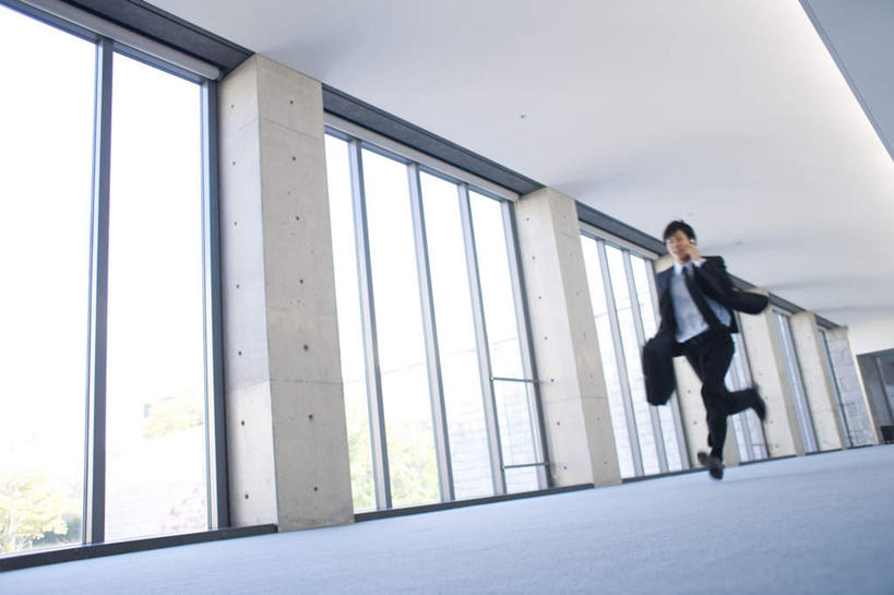 东方人,一个人,商务人士,商务男性,跑,举,打电话,横图,室内,白天,仰视,衬衫,锻炼,运动,窗户,落地窗,天花板,电话,手机,亚洲,仅一个男性,仅一个人,握,套装,包,公文包,墙,拿,拿着,黄种人,通讯设备,玻璃窗,墙壁,墙面,仅一个年轻男性,托,握着,公事包,商务装,工薪阶层,交流,体育,男人,男性,年轻男性,亚洲人,白领,上班族,沟通,举起,举手,举着,跑步,通话,向上举,向上伸,向上托,彩图,低角度拍摄,全身,衬衣,健身