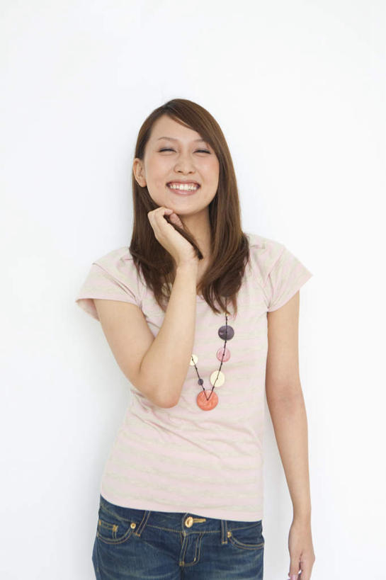 东方人,一个人,站,举,笑,微笑,露齿笑,竖图,室内,白天,正面,亚洲,仅一个年轻女性,仅一个女性,仅一个人,墙,注视,黄种人,墙壁,墙面,观察,看,托,站着,观看,察看,关注,年轻女性,女人,女性,亚洲人,举起,举手,举着,向上举,向上伸,向上托,站立,半身,彩图