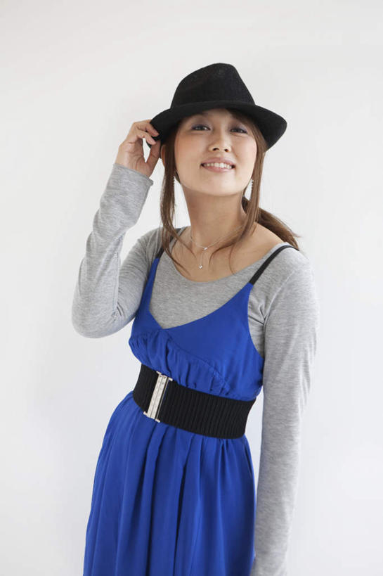 东方人,一个人,站,举,笑,微笑,露齿笑,竖图,室内,白天,白色背景,正面,帽子,亚洲,仅一个年轻女性,仅一个女性,仅一个人,握,服装,拿,拿着,注视,休闲装,礼帽,黄种人,衣服,观察,看,托,站着,休闲,休闲服,握着,摄影,服饰,影棚,观看,察看,关注,年轻女性,女人,女性,亚洲人,举起,举手,举着,向上举,向上伸,向上托,站立,半身,彩图,影棚拍摄,拍摄