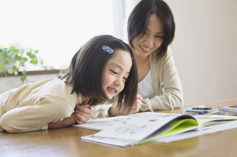 东方人,儿童,两个人,家庭,母亲,女儿,坐,笑,微笑,露齿笑,横图,室内,白天,正面,纯洁,植物,窗户,桌子,书籍,亚洲,握,服装,朦胧,模糊,笔,蜡笔,盆栽,办公用品,盆景,拿,拿着,注视,休闲装,黄种人,书桌,玻璃窗,文具,小孩,衣服,绿色,自然,课桌,学习用品,观察,看,休闲,温暖,温馨,母女,一家人,休闲服,可爱,母爱,童年,童趣,握着,服饰,生长,成长,观看,文具用品,和睦,察看,关注,童真,烂漫,无邪,天真,年轻女性,女孩,女人,女性,亚洲人,孩子,年轻人,书,图书,画图,坐着,半身,彩图,融洽,女生