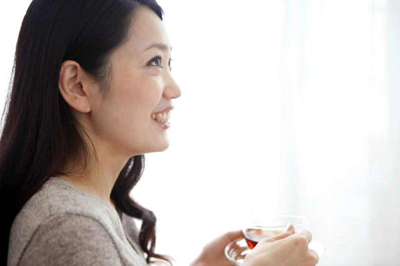 东方人,脸,头,脸颊,手,一个人,站,举,笑,微笑,露齿笑,横图,室内,特写,白天,侧面,窗户,窗帘,落地窗,杯子,托盘,玻璃,亚洲,双手,仅一个年轻女性,仅一个女性,仅一个人,握,服装,朦胧,模糊,拿,拿着,注视,休闲装,黄种人,肩膀,玻璃窗,玻璃制品,衣服,水杯,观察,看,托,站着,休闲,手部,休闲服,握着,服饰,观看,察看,关注,年轻女性,女人,女性,亚洲人,头部,脸部,脸蛋,面部,茶杯,举起,举手,举着,向上举,向上伸,向上托,站立,半身,彩图