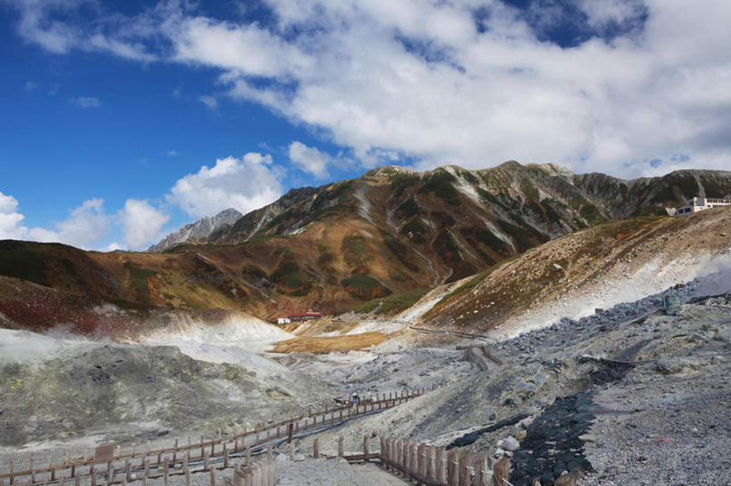 无人,家,栏杆,横图,室外,白天,仰视,旅游,度假,火山,美景,山,树林,植物,富山县,日本,亚洲,许多,阴影,光线,影子,房屋,屋子,景观,山峰,云,云朵,围栏,山峦,云彩,娱乐,护栏,楼房,住宅,树,树木,蓝色,绿色,白云,蓝天,天空,阳光,自然,天,享受,休闲,景色,放松,生长,晴朗,成长,自然风光,东亚,本州,本州岛,日本国,中部地方,富山,活火山,死火山,休眠火山,晴空,彩图,低角度拍摄,房子,地狱谷