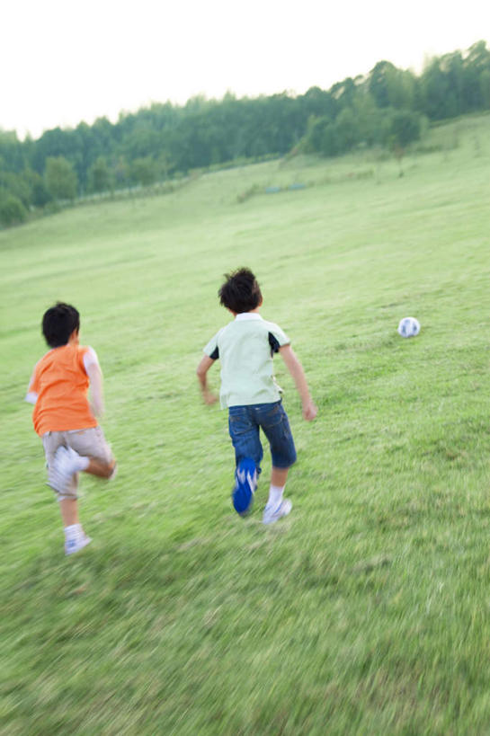 东方人,儿童,两个人,跑,竖图,室外,白天,仰视,纯洁,足球,草地,草坪,美景,树林,植物,亚洲,许多,服装,朦胧,模糊,景观,足球装备,休闲装,黄种人,运动器械,草,树,树木,一只,小孩,衣服,蓝色,绿色,蓝天,天空,自然,天,休闲,休闲服,健身器械,景色,可爱,童年,童趣,服饰,生长,晴朗,成长,自然风光,健身器材,童真,烂漫,无邪,万里无云,蹴鞠,天真,足球运动,男孩,男人,男性,亚洲人,晴空,晴空万里,跑步,彩图,低角度拍摄,全身,运动器材,男生