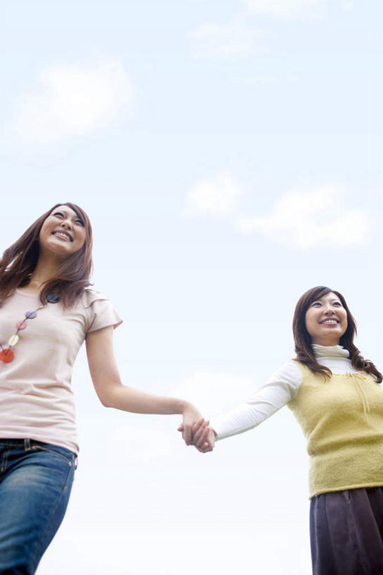 东方人,两个人,伙伴,朋友,站,握手,笑,微笑,露齿笑,竖图,室外,白天,仰视,友谊,项链,亚洲,服装,云,云朵,云彩,注视,休闲装,黄种人,装饰品,衣服,蓝色,白云,蓝天,天空,饰品,首饰,天,观察,看,站着,休闲,休闲服,服饰,晴朗,观看,察看,关注,友情,年轻女性,女人,女性,亚洲人,晴空,搀手,拉手,手搀手,手拉手,手牵手,手握手,站立,半身,彩图,低角度拍摄