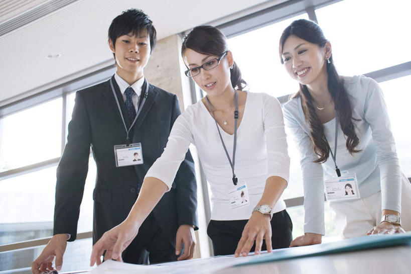 东方人,三个人,商务人士,商务男性,商务女性,站,笑,微笑,露齿笑,横图,室内,白天,仰视,衬衫,窗户,落地窗,桌子,亚洲,握,套装,时间,时钟,手表,眼镜,墙,拿,计时,拿着,注视,黄种人,玻璃窗,墙壁,墙面,工作证,钟表,观察,看,站着,表,握着,观看,腕表,察看,关注,商务装,近视眼镜,工薪阶层,男人,男性,年轻男性,年轻女性,女人,女性,亚洲人,白领,上班族,钟,站立,半身,彩图,低角度拍摄,衬衣