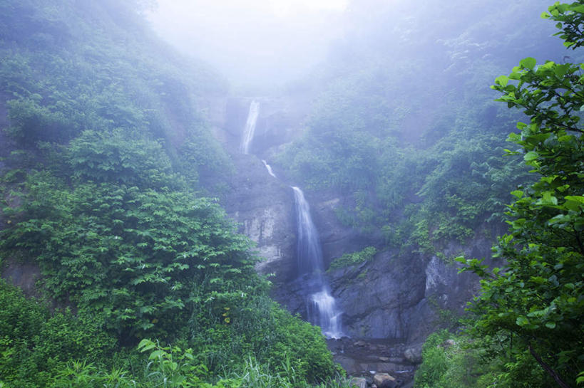 无人,横图,室外,白天,仰视,旅游,度假,石头,美景,瀑布,山,树林,水,植物,富山县,日本,亚洲,许多,飞溅,朦胧,模糊,溅,石子,液体,景观,山峰,水滴,山峦,娱乐,水珠,树,树木,绿色,自然,享受,休闲,景色,放松,生长,成长,喷洒,自然风光,东亚,本州,本州岛,日本国,中部地方,富山,跌水,石块,岩石,彩图,低角度拍摄