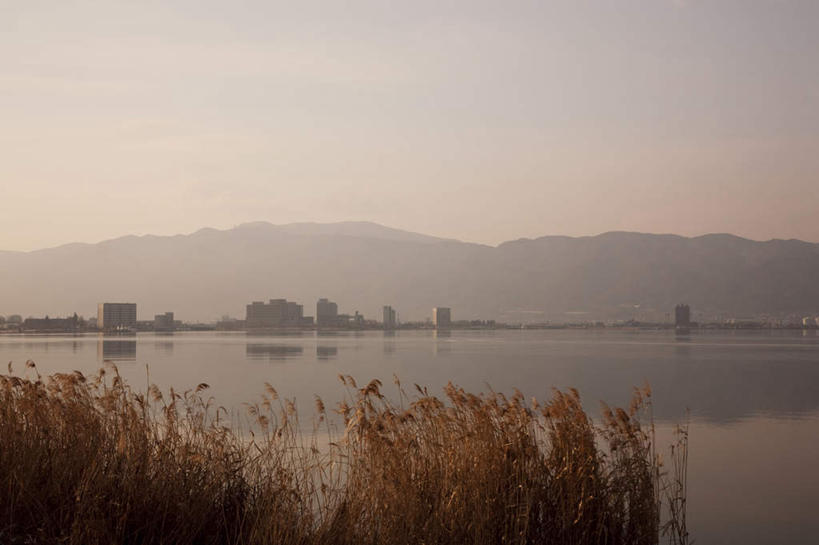 无人,家,横图,室外,白天,正面,旅游,度假,日出,河流,美景,山,树林,水,太阳,植物,芦苇,叶子,长野县,日本,亚洲,许多,阴影,朦胧,模糊,反射,影子,房屋,屋子,河水,景观,山峰,水流,粽叶,绿叶,朝霞,晨曦,黎明,山峦,娱乐,楼房,住宅,树,树木,黄色,绿色,阳光,自然,享受,休闲,嫩叶,景色,放松,生长,成长,自然风光,东亚,本州,本州岛,日本国,中部地方,长野,箬叶,芦苇叶,叶,叶片,朝阳,彩图,破晓,房子