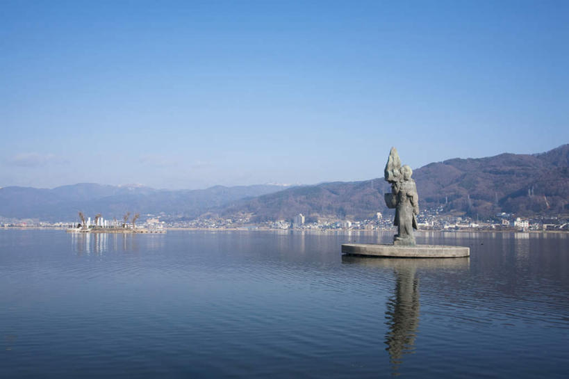 无人,横图,室外,白天,仰视,旅游,度假,湖,湖泊,美景,山,树林,水,植物,雕塑,长野县,日本,亚洲,许多,阴影,朦胧,模糊,艺术,装饰,光线,雕刻,雕像,影子,湖面,景观,山峰,水流,水面,山峦,娱乐,石雕,树,树木,蓝色,绿色,蓝天,天空,阳光,自然,工艺品,湖水,天,享受,休闲,景色,放松,生长,晴朗,成长,纪念,美术,自然风光,主题,陈列,东亚,本州,万里无云,本州岛,日本国,中部地方,长野,功能,美学,诹访湖,晴空,晴空万里,彩图,低角度拍摄