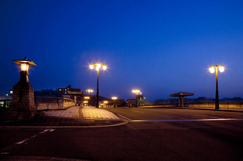 无人,家,栏杆,横图,室外,夜晚,仰视,度假,美景,城市风光,城市,路灯,照明,日本,亚洲,木板,房屋,屋子,景观,围栏,桥,灯光,木桥,娱乐,护栏,楼房,住宅,栈桥,灯,蓝色,蓝天,天空,天,享受,休闲,景色,放松,人行桥,木板桥,照亮,照明设备,东亚,本州,本州岛,日本国,中部地方,福井,福井县,彩图,低角度拍摄,房子