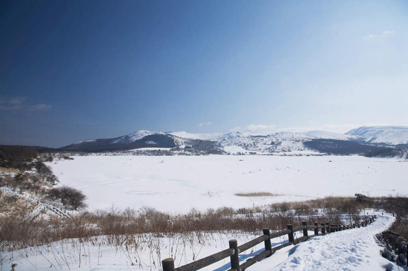 无人,栏杆,横图,俯视,室外,白天,旅游,度假,美景,山,树林,雪,植物,大雪,楼梯,长野县,日本,亚洲,许多,阶梯,积雪,景观,山峰,雪景,冬季,冬天,围栏,山峦,娱乐,护栏,台阶,树,树木,蓝色,绿色,蓝天,天空,自然,天,享受,休闲,景色,放松,寒冷,生长,晴朗,成长,沼泽,自然风光,东亚,本州,万里无云,本州岛,日本国,中部地方,长野,严寒,晴空,晴空万里,彩图,高角度拍摄
