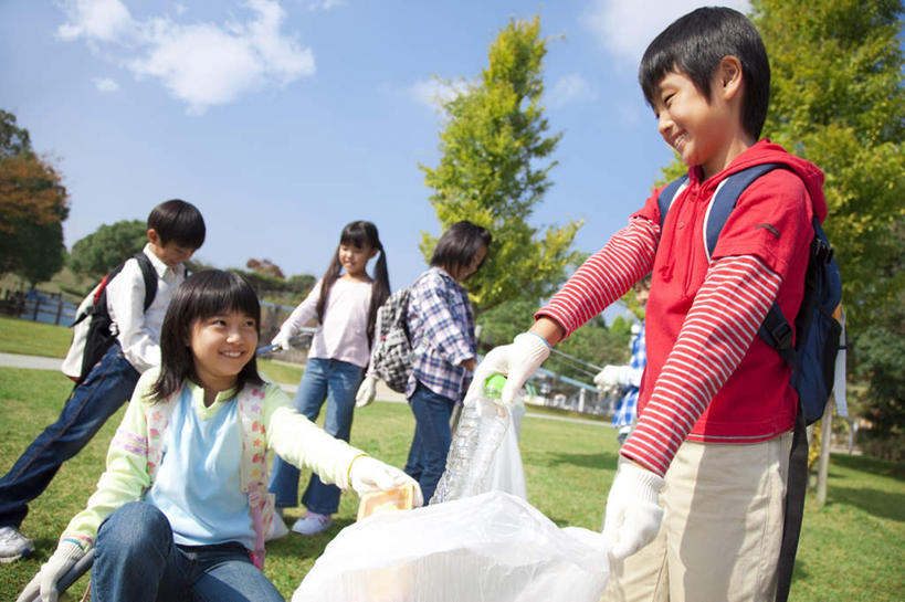 东方人,儿童,伙伴,朋友,站,蹲,笑,微笑,露齿笑,横图,室外,白天,仰视,友谊,纯洁,草地,草坪,美景,树林,植物,亚洲,五个人,许多,握,服装,包,书包,景观,云,云朵,许多人,拿,云彩,拿着,注视,休闲装,黄种人,塑料袋,草,树,树木,小孩,衣服,蓝色,绿色,白云,蓝天,天空,自然,背包,天,观察,看,站着,一群人,休闲,同学,休闲服,景色,可爱,童年,童趣,握着,服饰,生长,晴朗,成长,观看,垃圾袋,察看,校友,关注,自然风光,童真,烂漫,无邪,同窗,学友,天真,友情,男孩,男人,男性,女孩,女人,女性,亚洲人,晴空,蹲着,站立,半身,彩图,低角度拍摄,双肩包,男生,女生