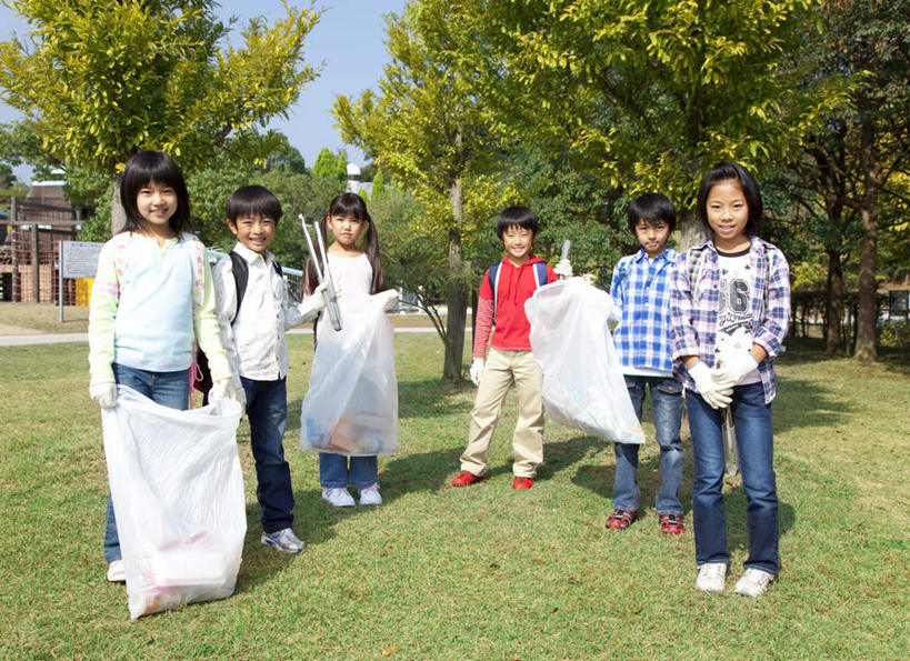 东方人,儿童,伙伴,朋友,站,笑,微笑,露齿笑,横图,室外,白天,正面,友谊,纯洁,草地,草坪,美景,树林,植物,亚洲,许多,握,阴影,服装,光线,包,钳子,书包,影子,景观,云,云朵,许多人,拿,云彩,拿着,注视,休闲装,黄种人,塑料袋,相视,草,树,树木,小孩,衣服,蓝色,绿色,白云,蓝天,天空,阳光,自然,背包,手套,天,观察,看,站着,一群人,休闲,同学,面对面,休闲服,景色,可爱,童年,童趣,握着,服饰,生长,晴朗,成长,观看,对视,垃圾袋,察看,校友,关注,自然风光,相对,童真,烂漫,无邪,相看,同窗,学友,天真,友情,男孩,男人,男性,年轻女性,女孩,女人,女性,亚洲人,晴空,站立,彩图,全身,双肩包,男生,女生