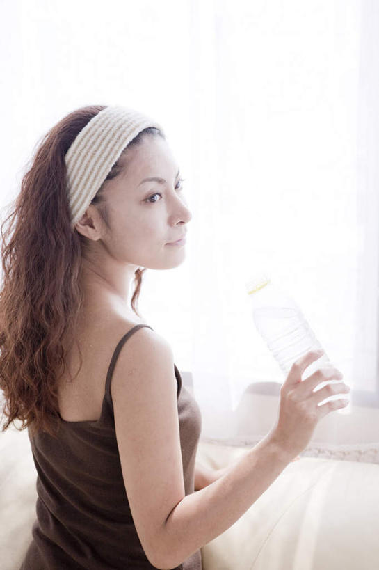 东方人,一个人,客厅,站,举,竖图,俯视,室内,白天,水,窗户,窗帘,沙发,吊带,亚洲,仅一个年轻女性,仅一个女性,仅一个人,握,阴影,服装,朦胧,模糊,光线,背心,束发带,头巾,液体,影子,水滴,拿,拿着,扭头,注视,吊带衫,休闲装,黄种人,饮用水,发带,玻璃窗,衣服,白色,黑色,阳光,瓶子,塑料制品,观察,回头,看,托,站着,转头,休闲,休闲服,塑料瓶,握着,服饰,观看,察看,起居室,关注,布艺沙发,年轻女性,女人,女性,亚洲人,举起,举手,举着,向上举,向上伸,向上托,站立,半身,彩图,高角度拍摄