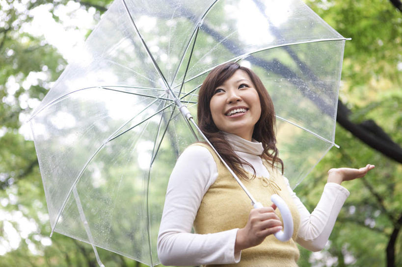 东方人,一个人,站,举,笑,微笑,露齿笑,横图,室内,白天,仰视,美景,树林,植物,亚洲,仅一个年轻女性,仅一个女性,仅一个人,许多,握,服装,朦胧,模糊,伞,雨伞,遮阳伞,景观,拿,拿着,休闲装,黄种人,阳伞,树,树木,衣服,蓝色,绿色,蓝天,天空,自然,天,托,站着,休闲,休闲服,景色,握着,服饰,生长,晴朗,成长,自然风光,万里无云,年轻女性,女人,女性,亚洲人,晴空,晴空万里,举起,举手,举着,向上举,向上伸,向上托,站立,半身,彩图,低角度拍摄