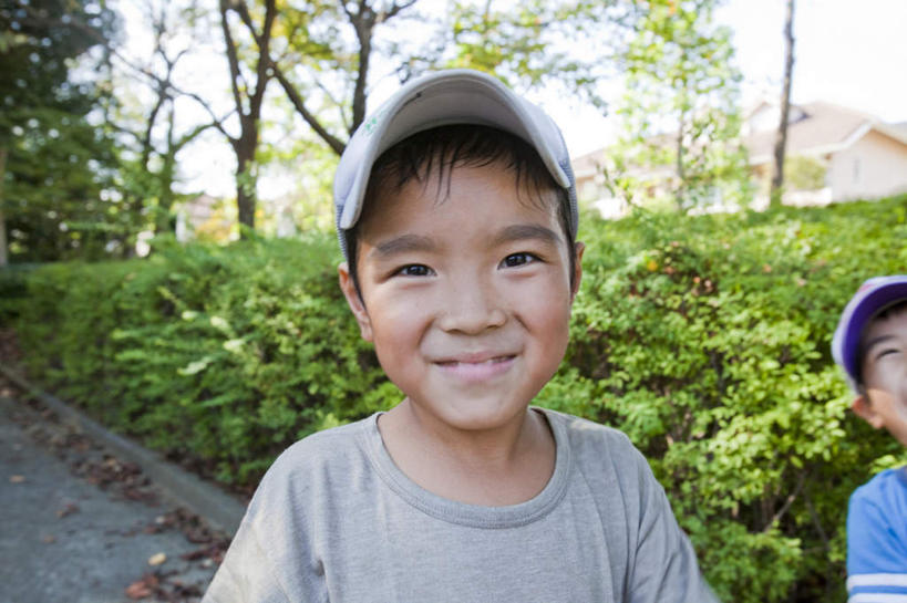 东方人,儿童,两个人,伙伴,朋友,家,站,笑,微笑,露齿笑,横图,室外,白天,正面,友谊,纯洁,美景,树林,植物,道路,路,帽子,亚洲,许多,服装,朦胧,模糊,房屋,屋子,景观,云,云朵,小路,交通,云彩,注视,休闲装,黄种人,运动帽,楼房,住宅,树,树木,小孩,衣服,蓝色,绿色,白云,蓝天,天空,自然,天,观察,看,站着,休闲,同学,休闲服,鸭舌帽,景色,可爱,童年,童趣,服饰,生长,晴朗,成长,观看,察看,校友,关注,自然风光,童真,烂漫,无邪,同窗,学友,天真,友情,男孩,男人,男性,亚洲人,晴空,站立,半身,彩图,房子,男生