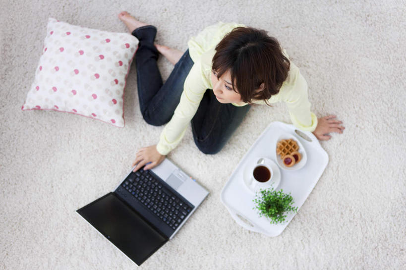 点心,咖啡,东方人,一个人,坐,盘腿,横图,俯视,室内,白天,幸福,电脑,笔记本电脑,靠垫,杯子,托盘,亚洲,仅一个年轻女性,仅一个女性,仅一个人,服装,网络,瓷器,食品,咖啡杯,靠枕,陶瓷制品,注视,休闲装,黄种人,娱乐,通讯设备,食物,饮料,衣服,垫子,枕头,饼干,零食,观察,看,享受,休闲,温馨,休闲服,放松,乐趣,搭,服饰,观看,察看,提神,无线,舒适,搭着,关注,瓷杯,醒脑,通信设备,无线网络,无线上网,便携式电脑,软饮料,手提电脑,年轻女性,女人,女性,亚洲人,盘腿而坐,盘膝,盘着腿的,盘着腿坐,双腿交叉,坐着,彩图,高角度拍摄,全身
