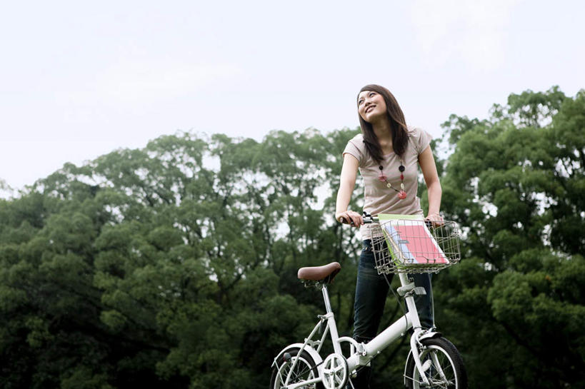 东方人,一个人,站,横图,室外,白天,仰视,美景,树林,植物,自行车,书籍,项链,亚洲,仅一个年轻女性,仅一个女性,仅一个人,许多,服装,朦胧,模糊,景观,云,云朵,云彩,注视,休闲装,黄种人,车,脚踏车,装饰品,树,树木,衣服,蓝色,绿色,白云,蓝天,天空,自然,饰品,首饰,交通工具,天,看,站着,休闲,休闲服,景色,搭,服饰,生长,晴朗,成长,搭着,关注,自然风光,载具,年轻女性,女人,女性,亚洲人,书,图书,晴空,抬头,仰头,站立,半身,彩图,低角度拍摄