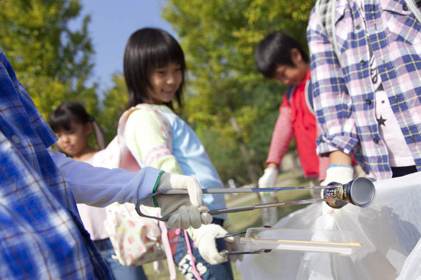 东方人,儿童,伙伴,朋友,站,笑,微笑,露齿笑,横图,室外,白天,仰视,友谊,纯洁,草地,草坪,美景,树林,植物,亚洲,五个人,许多,握,阴影,服装,朦胧,模糊,光线,包,钳子,书包,影子,景观,云,云朵,许多人,拿,云彩,拿着,注视,休闲装,黄种人,塑料袋,相视,草,树,树木,小孩,衣服,蓝色,绿色,白云,蓝天,天空,阳光,自然,背包,手套,天,观察,看,站着,一群人,休闲,同学,面对面,休闲服,景色,可爱,童年,童趣,握着,服饰,生长,晴朗,成长,观看,对视,垃圾袋,察看,校友,关注,自然风光,相对,童真,烂漫,无邪,相看,同窗,学友,天真,友情,男孩,男人,男性,年轻女性,女孩,女人,女性,亚洲人,晴空,站立,彩图,低角度拍摄,全身,双肩包,男生,女生