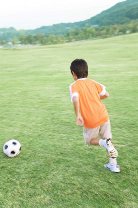 东方人,儿童,一个人,跑,竖图,室外,白天,锻炼,运动,足球,草地,草坪,美景,山,树林,植物,亚洲,仅一个男性,仅一个人,许多,服装,景观,山峰,足球装备,山峦,休闲装,黄种人,运动器械,草,树,树木,一只,小孩,背面,衣服,蓝色,绿色,蓝天,天空,自然,天,仅一个小孩,休闲,休闲服,健身器械,景色,服饰,生长,晴朗,成长,自然风光,健身器材,万里无云,蹴鞠,体育,足球运动,男孩,男人,男性,亚洲人,孩子,晴空,晴空万里,跑步,彩图,全身,健身,运动器材,男生