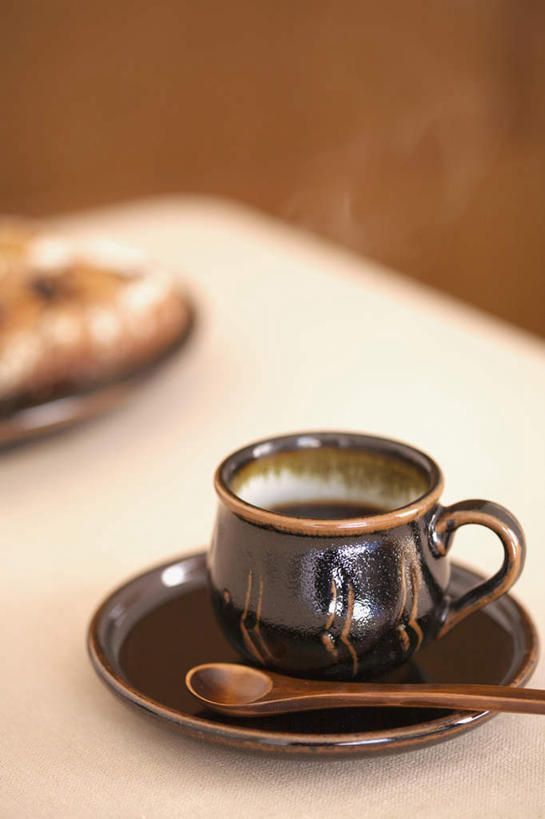 点心,面包,咖啡,无人,竖图,俯视,室内,特写,白天,幸福,桌子,杯子,餐具,朦胧,模糊,瓷器,碟子,盘,勺子,墙,食品,面点,咖啡杯,陶瓷制品,娱乐,墙壁,墙面,食物,糕点,饮料,盘子,调羹,碟,汤匙,享受,休闲,温馨,放松,乐趣,摄影,影棚,提神,舒适,瓷杯,醒脑,软饮料,彩图,高角度拍摄,影棚拍摄,拍摄