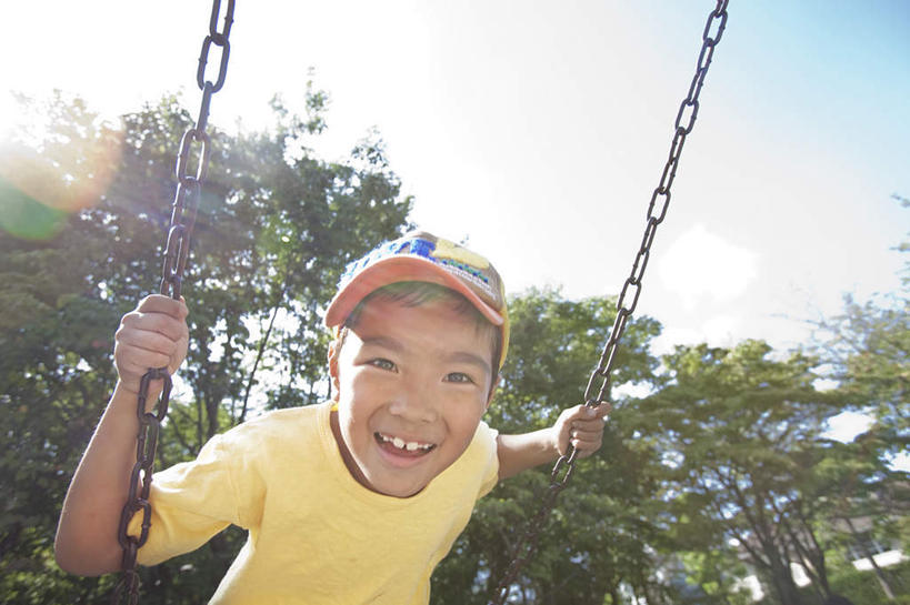 东方人,儿童,一个人,坐,笑,微笑,露齿笑,横图,室外,白天,仰视,纯洁,美景,树林,植物,帽子,亚洲,仅一个男性,仅一个人,许多,握,服装,朦胧,模糊,景观,云,云朵,拿,云彩,拿着,注视,休闲装,黄种人,运动帽,树,树木,小孩,衣服,蓝色,绿色,白云,蓝天,天空,自然,秋千,天,观察,看,仅一个小孩,休闲,休闲服,鸭舌帽,钢索,景色,可爱,童年,童趣,搭,握着,服饰,生长,晴朗,成长,观看,察看,搭着,关注,自然风光,童真,烂漫,无邪,天真,男孩,男人,男性,亚洲人,孩子,晴空,坐着,半身,彩图,低角度拍摄,男生