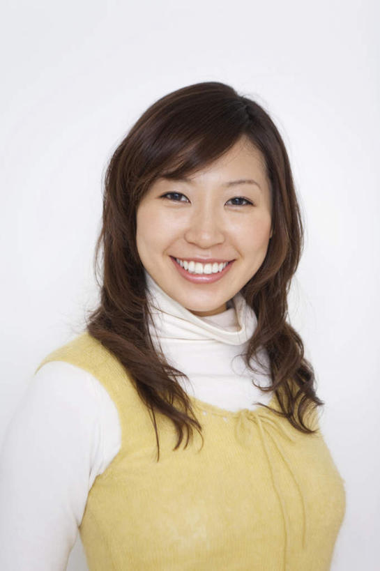 东方人,一个人,站,笑,微笑,露齿笑,竖图,室内,白天,白色背景,正面,毛衣,亚洲,仅一个年轻女性,仅一个女性,仅一个人,服装,注视,休闲装,黄种人,衣服,黄色,黑色,观察,看,站着,休闲,休闲服,摄影,服饰,影棚,观看,察看,关注,年轻女性,女人,女性,亚洲人,长发,卷发,站立,半身,彩图,影棚拍摄,绒衣,套衫,套头毛衣,线衣,拍摄