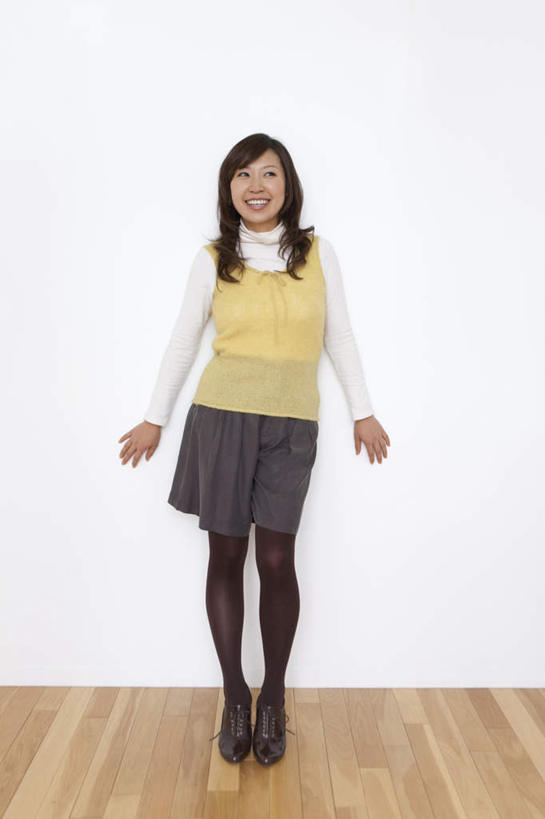 东方人,一个人,站,伸展双臂,笑,微笑,露齿笑,竖图,室内,白天,白色背景,正面,毛衣,亚洲,仅一个年轻女性,仅一个女性,仅一个人,服装,注视,休闲装,黄种人,衣服,黄色,黑色,观察,看,靠,靠着,倚靠,站着,休闲,休闲服,摄影,服饰,影棚,观看,察看,倚着,关注,年轻女性,女人,女性,亚洲人,长发,卷发,敞开双臂,伸开双臂,展开双肩,站立,张开手臂,张开双臂,彩图,全身,影棚拍摄,绒衣,套衫,套头毛衣,线衣,拍摄